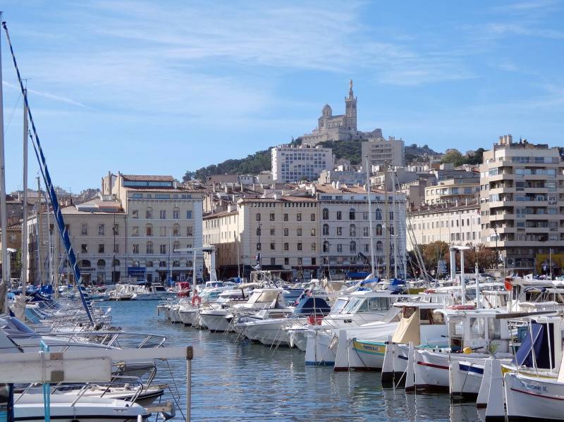 Taxi Marseillais au départ ou à destination de la ville de Marseille, Numéro de téléphone pour réserver disponibles 7j/7 et 24h/24